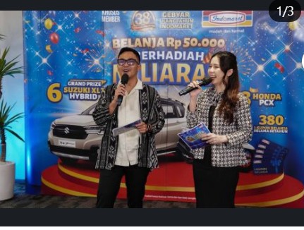 Hazel hosting the Indomaret 38th anniversary grand prize draw on stage